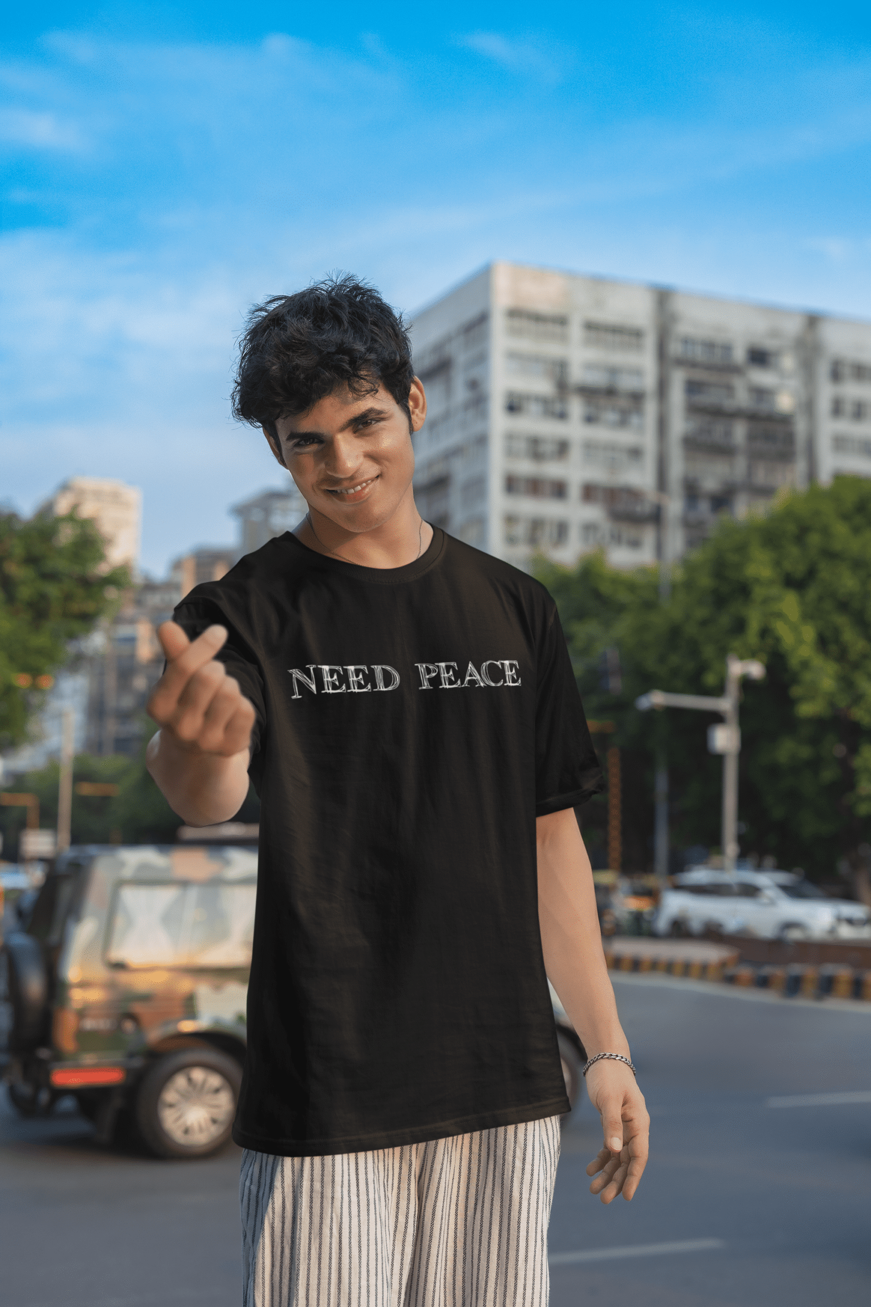 round-neck-blinkstore-mockup-of-a-man-doing-a-heart-sign-with-his-fingers-m39295 (4)